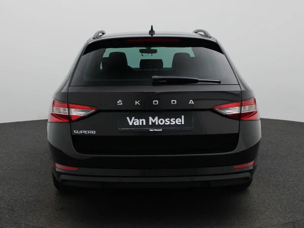 Škoda Superb (2022) — foto 40 van 43