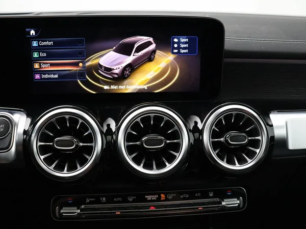 Mercedes-Benz EQB (2025) — foto 13 van 32