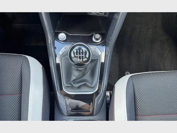 Volkswagen T-Roc (2018) — foto 15 van 29