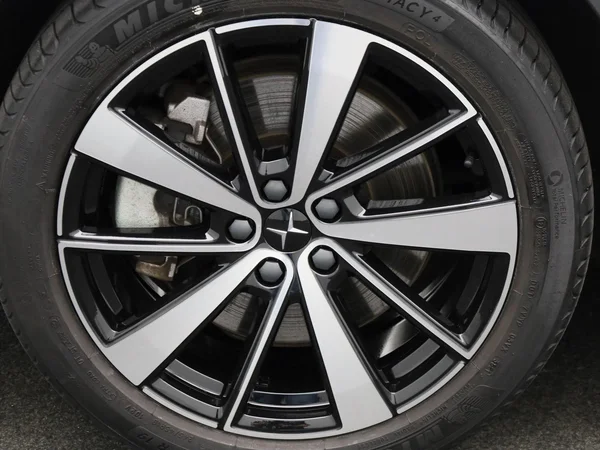 Polestar 2 (2022) — foto 7 van 49