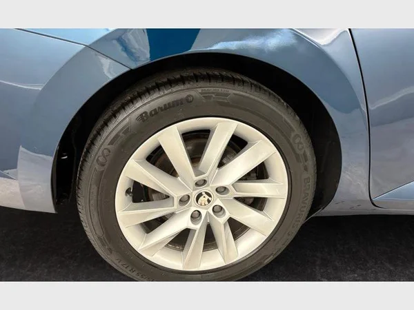 Skoda Superb Combi (2019) — foto 14 van 15