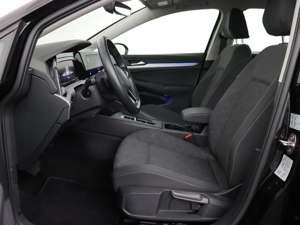 VOLKSWAGEN Golf (2024) — foto 2 van 28