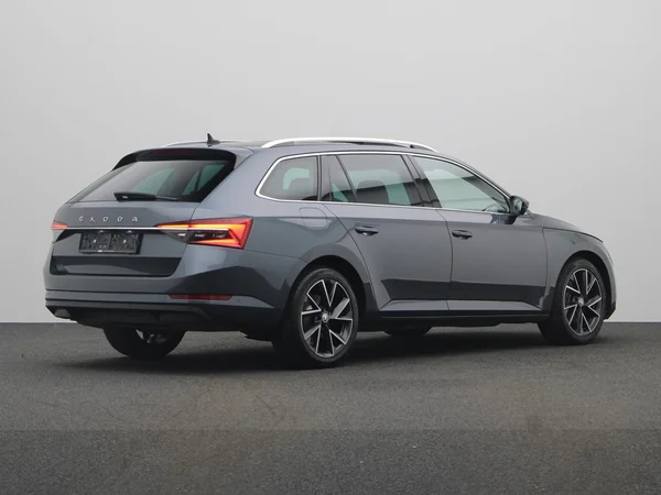 SKODA Superb Combi (2019) — foto 12 van 23