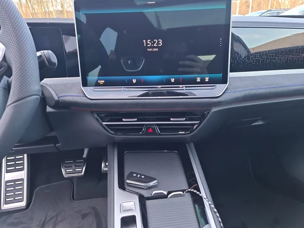 VOLKSWAGEN Passat Variant (2025) — foto 5 van 21