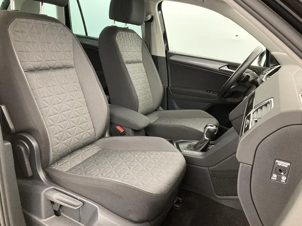 VOLKSWAGEN Tiguan (2022) — foto 24 van 36
