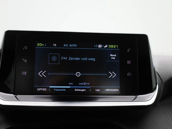 Peugeot e-2008 (2022) — foto 10 van 42