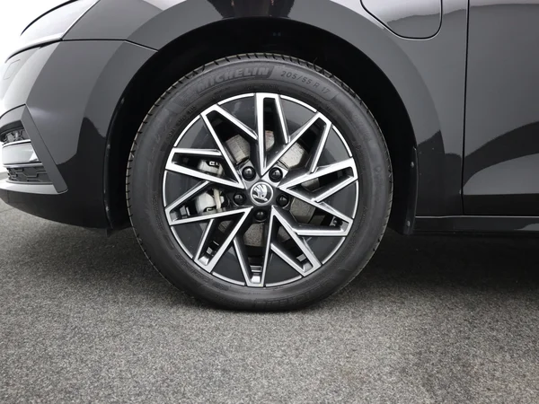 SKODA Octavia Combi PHEV (2024) — foto 8 van 20