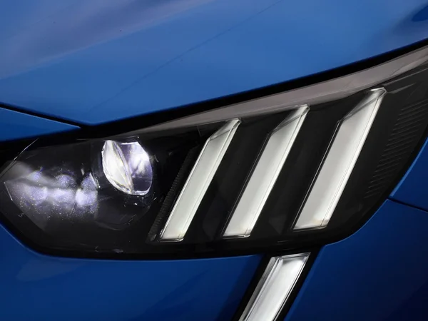 Peugeot e-208 (2023) — foto 13 van 50