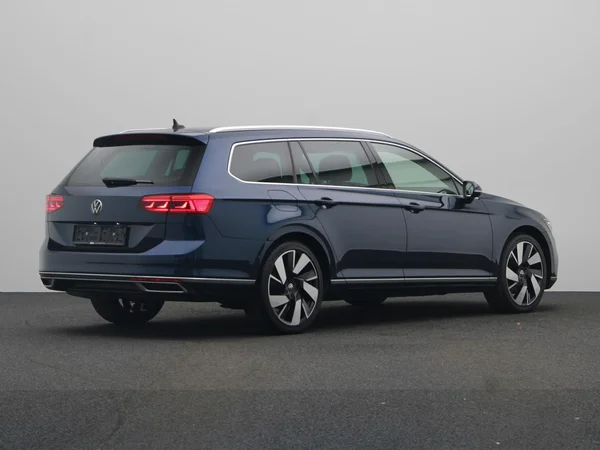 VOLKSWAGEN Passat SW (2021) — foto 12 van 21