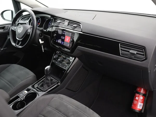 VOLKSWAGEN Touran (2022) — foto 23 van 29