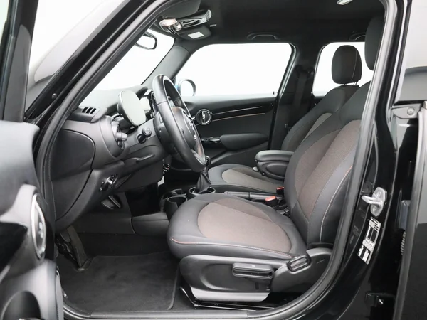 MINI One (2022) — foto 3 van 37