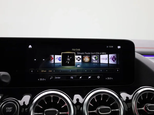 Mercedes-Benz EQA (2021) — foto 15 van 48