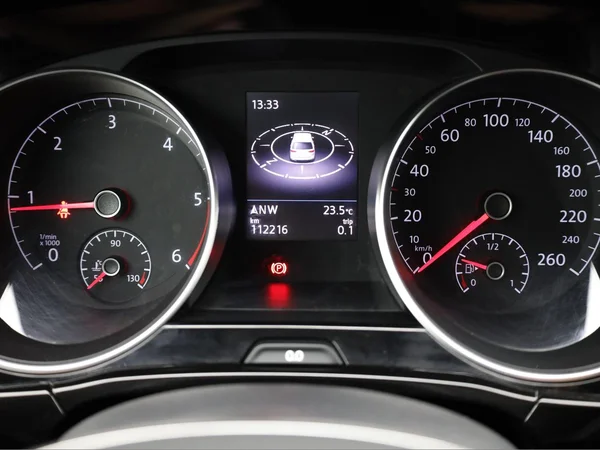 VOLKSWAGEN Touran (2017) — foto 16 van 23