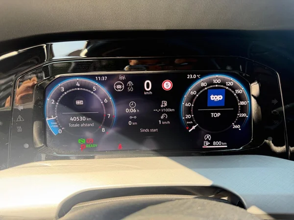VOLKSWAGEN Golf VIII SW (2024) — foto 4 van 20