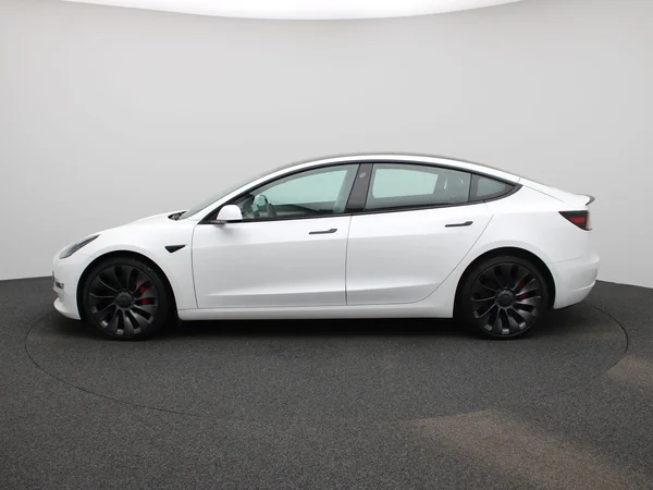 Tesla Model 3 (2022) — foto 34 van 40