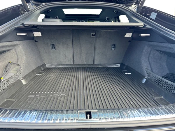 AUDI SQ8 e-tron Sportback (2024) — foto 11 van 21