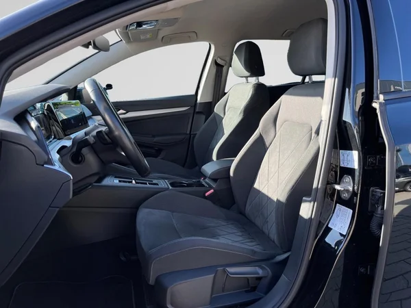 VOLKSWAGEN Golf VIII SW (2024) — foto 18 van 22