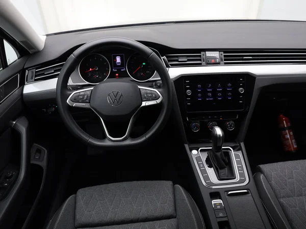 VOLKSWAGEN Passat SW (2023) — foto 9 van 18