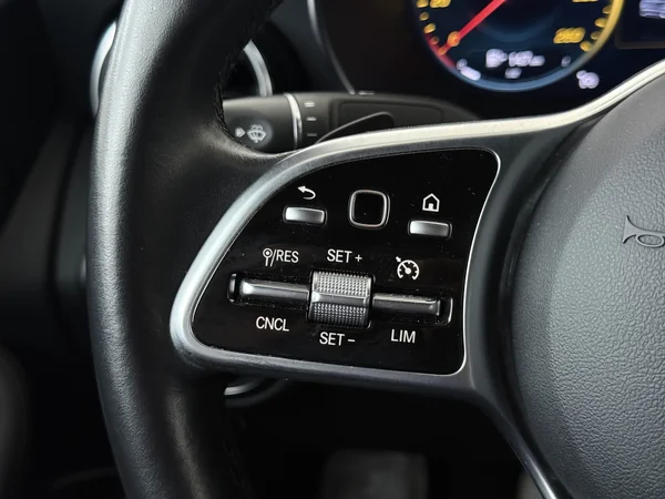 MERCEDES GLC 300 (2021) — foto 9 van 32