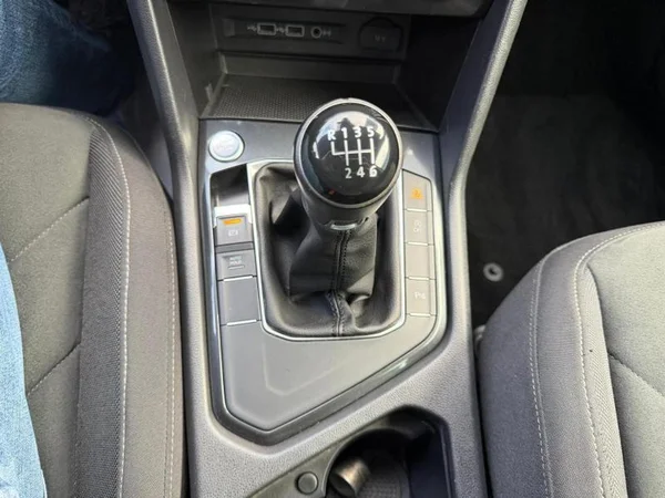 VOLKSWAGEN Tiguan (2018) — foto 13 van 34