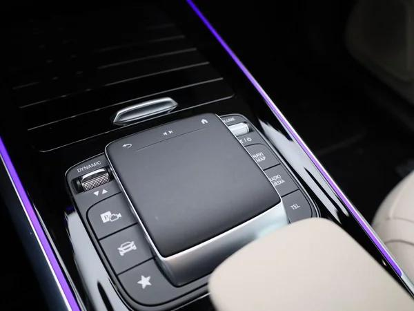 Mercedes-Benz EQB (2022) — foto 17 van 48