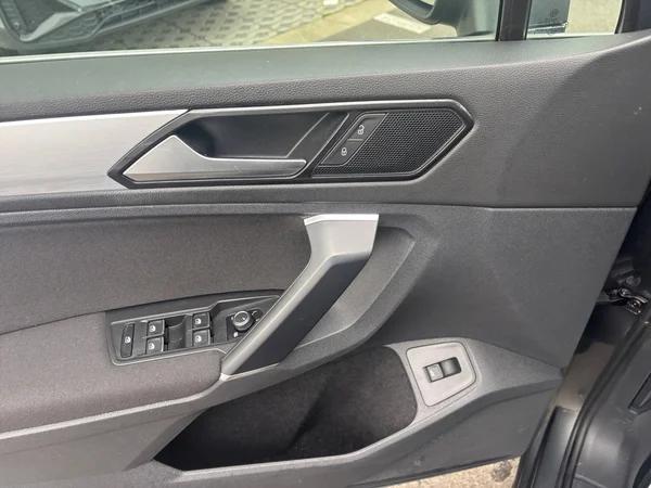 VOLKSWAGEN Tiguan (2016) — foto 6 van 18
