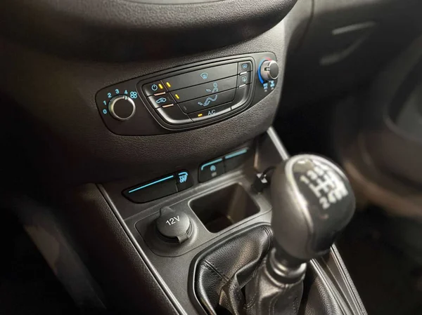 Ford Transit Courier (2023) — foto 2 van 16