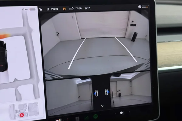 Tesla Model 3 (2023) — foto 15 van 36