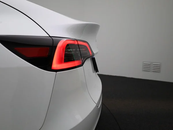 Tesla Model Y (2024) — foto 41 van 46