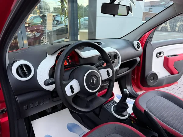 Renault Twingo (2015) — foto 17 van 18