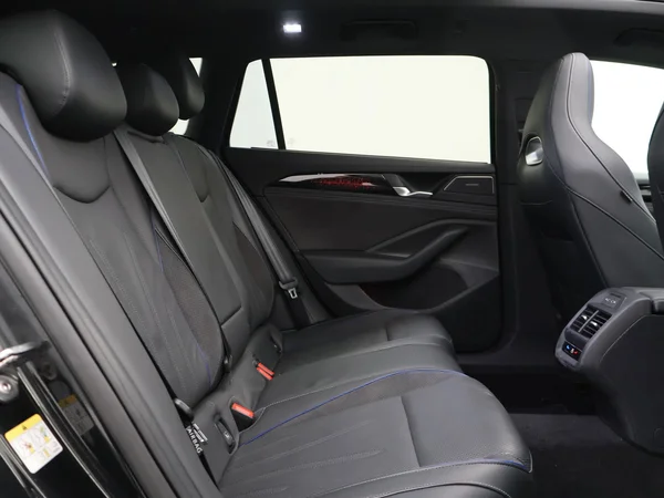 VOLKSWAGEN Passat SW (2024) — foto 4 van 32