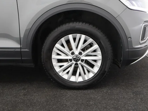 Volkswagen T-Roc (2022) — foto 25 van 28