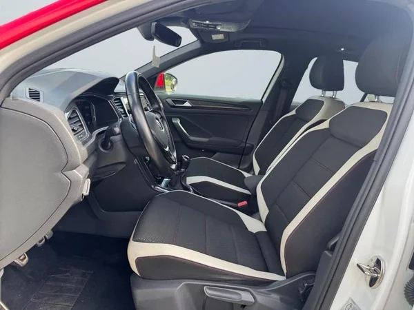VOLKSWAGEN T-Roc (2018) — foto 2 van 31