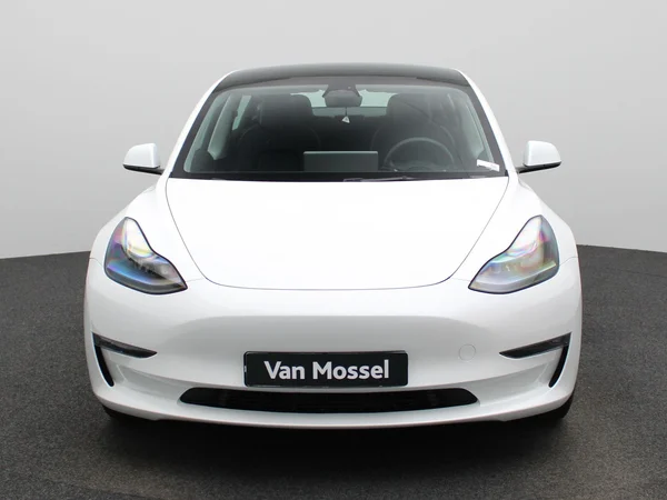 Tesla Model 3 (2023) — foto 23 van 42