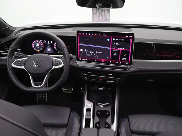 VOLKSWAGEN Passat SW (2024) — foto 8 van 31