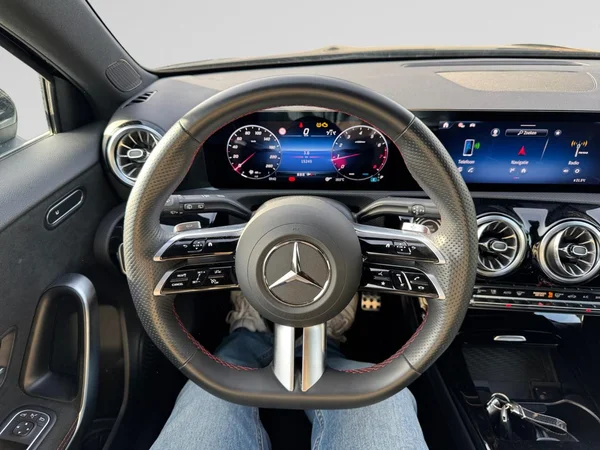MERCEDES-BENZ A 200 (2024) — foto 4 van 24