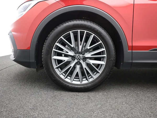 VOLKSWAGEN Tiguan (2023) — foto 4 van 20