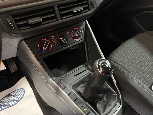 Volkswagen Polo (2018) — foto 8 van 28