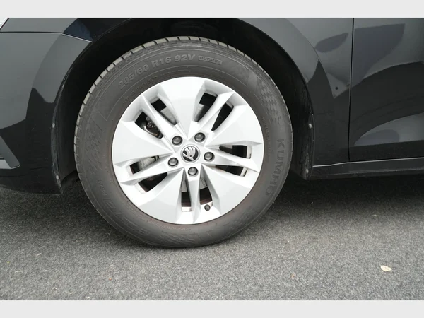 SKODA Octavia Combi (2024) — foto 10 van 29