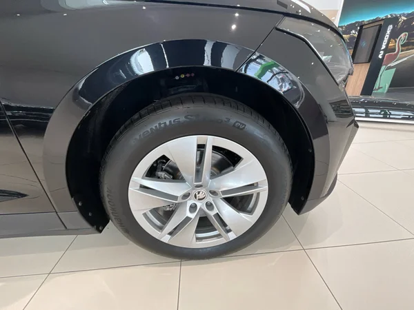 SKODA Enyaq (2025) — foto 2 van 25