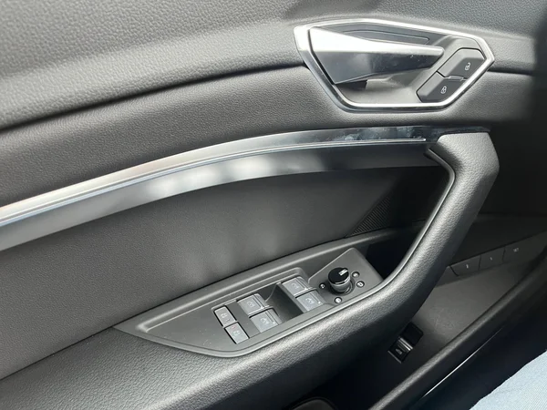 AUDI Q8 e-tron Sportback (2025) — foto 17 van 24
