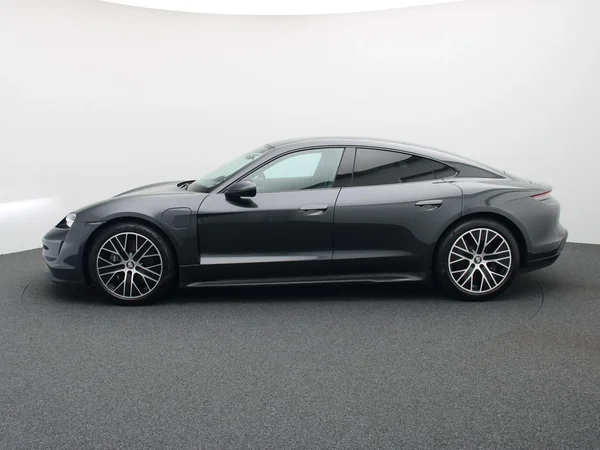 Porsche Taycan (2022) — foto 33 van 38