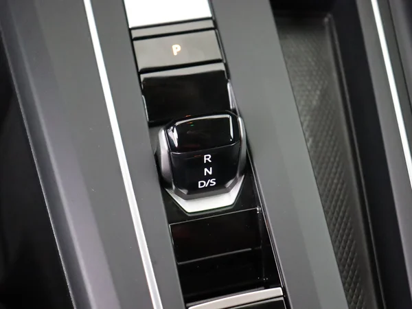 VOLKSWAGEN Golf (2024) — foto 4 van 27
