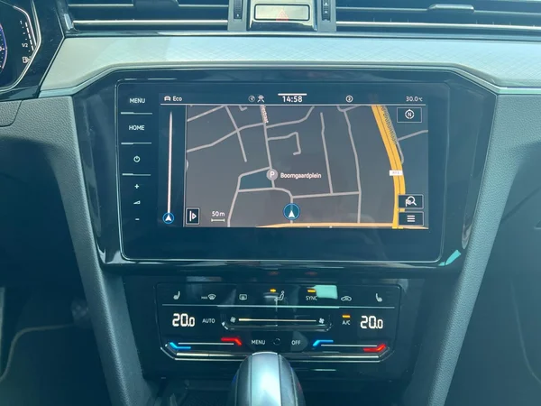 VOLKSWAGEN Passat Variant (2024) — foto 6 van 24