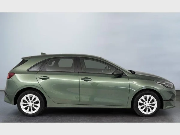 Kia CEED (2023) — foto 9 van 15