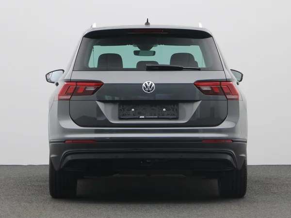 VOLKSWAGEN Tiguan (2018) — foto 17 van 20