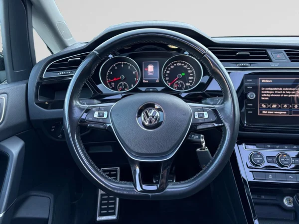 VOLKSWAGEN Touran (2018) — foto 4 van 24