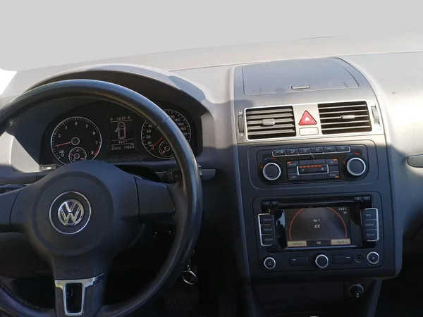 Volkswagen Touran (2012) — foto 5 van 16