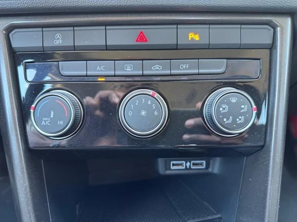 VOLKSWAGEN T-Roc (2019) — foto 20 van 30