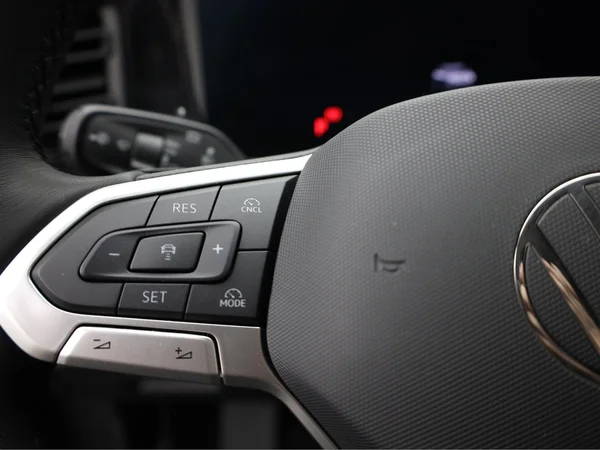 VOLKSWAGEN Tiguan (2024) — foto 9 van 22